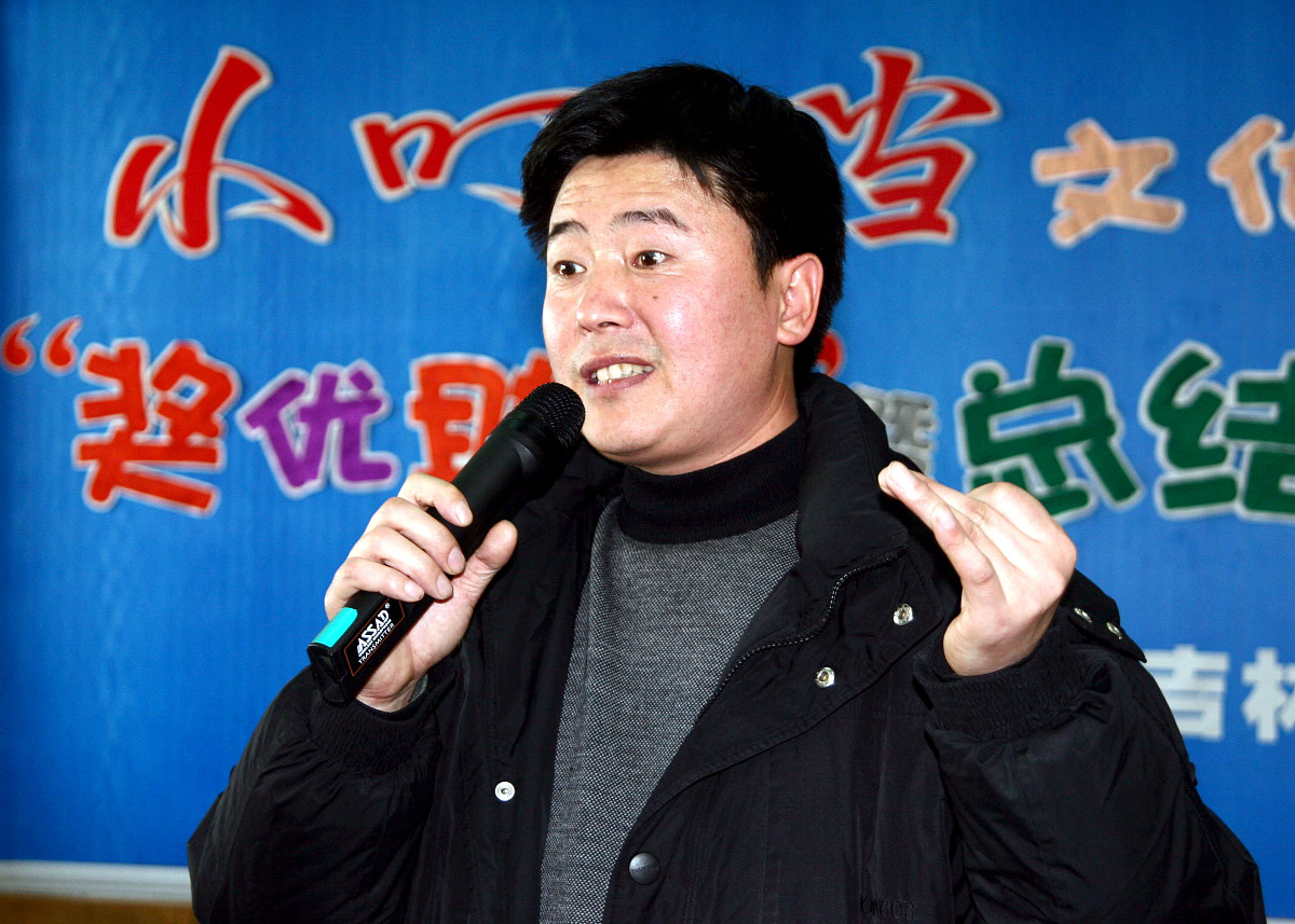 校园文化宣传标语：敬业爱生，联语形式，30字内