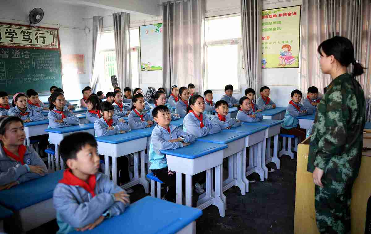 ***_***2018年10月12日,在安徽省亳州市青云中心小学,消防宣传人员向