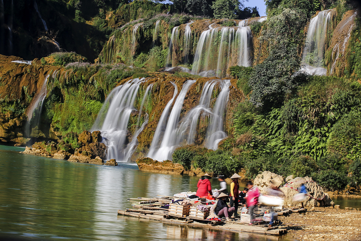 现在你是之江旅行社的一名旅游策划师请制订一份2023年暑期节旅游产品网络营销策划书：要求：1、为之江学院大学生定制一款2023年暑期旅游产品；国内7日游。从游客需求入手-分析游客需求痛点-设计有针对性的产品2、制订该旅游产品网络营销计划书参考：目标市场、产品设计策划、营销目标、营销计划、营销策略、营销手段、实施计划、营销预期效果等3、行文：突出可操作性3000-5000字
