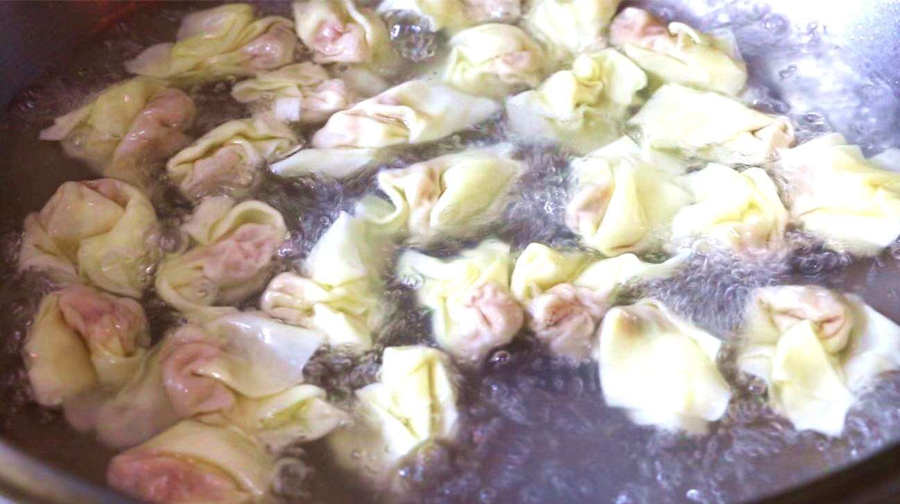 皮薄如纸的千里香馄饨做法,讲解和做法非常详细,学会就能开店
