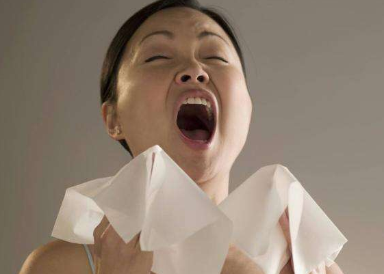 女周一打喷嚏测爱情 女人喷嚏测吉凶爱情