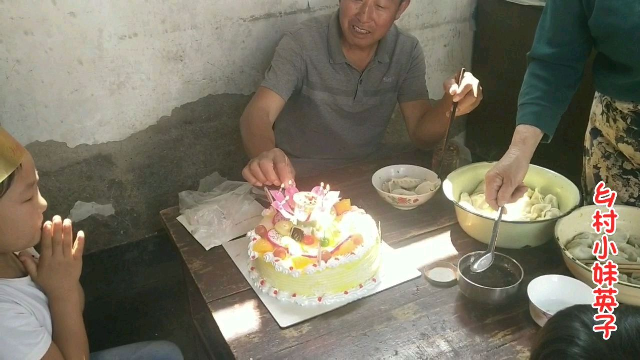 八月初二女儿的生日,祝女儿生日快乐,爸爸妈妈永远爱你们