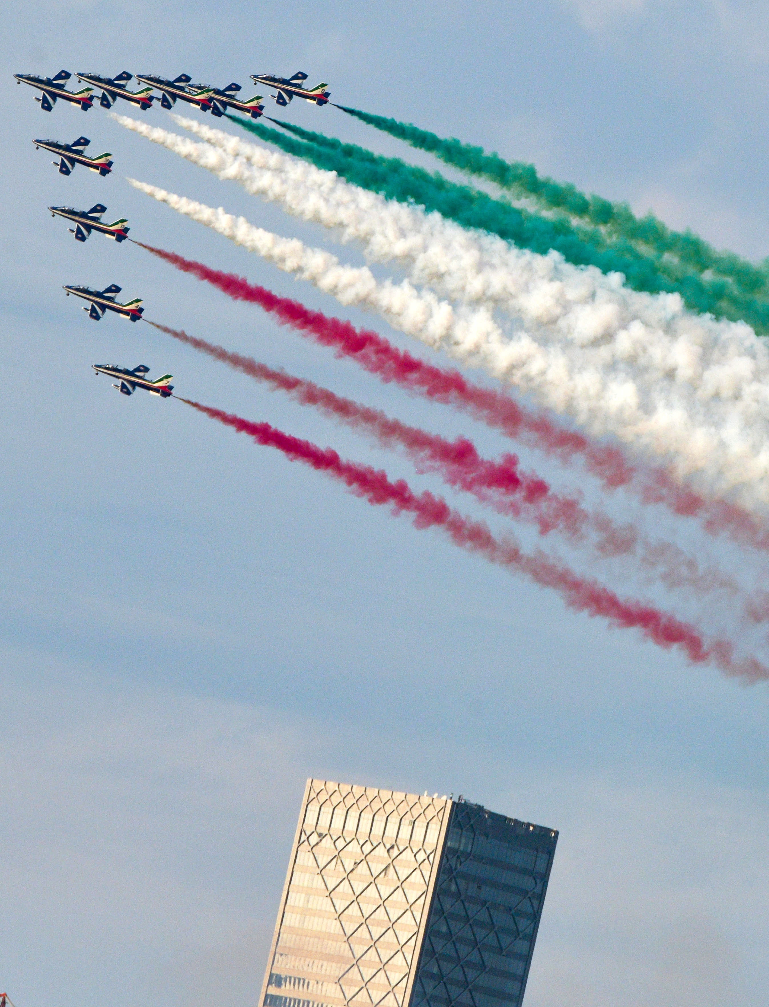 意大利“三色箭”飞行队亮相卡塔尔航展