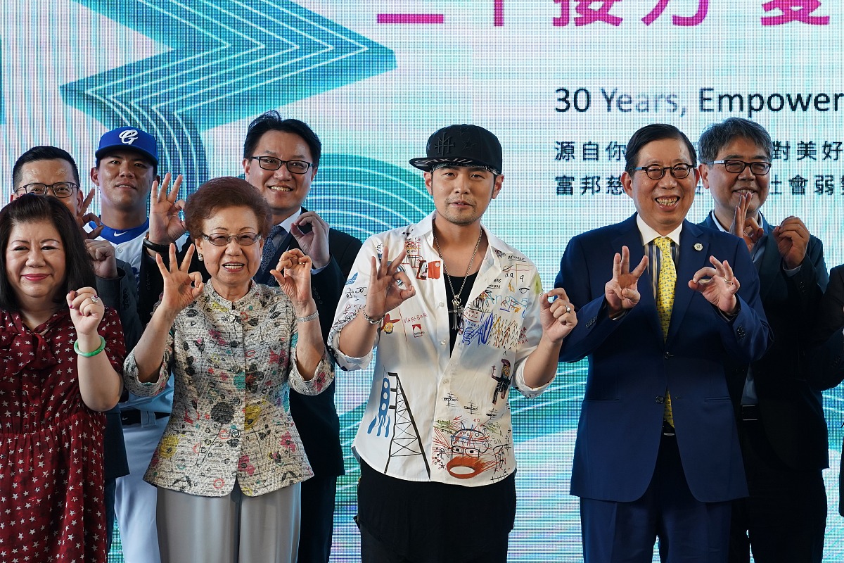 新歌被群嘲土味到爆  周杰伦挺"哥的胸肌"助力公益活动