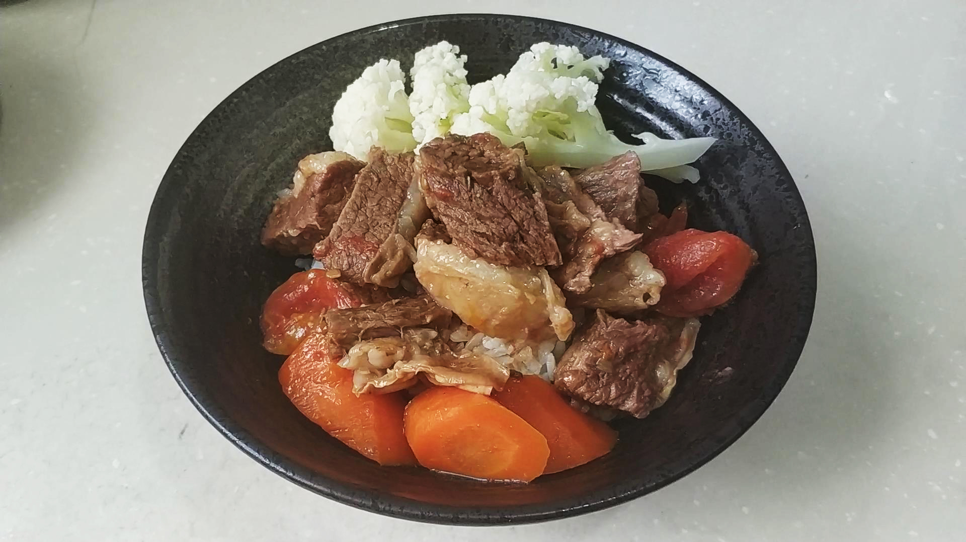 小伙被喷不会做饭,怒买一斤牛肉做西红柿红烧牛肉饭,吃着真香!