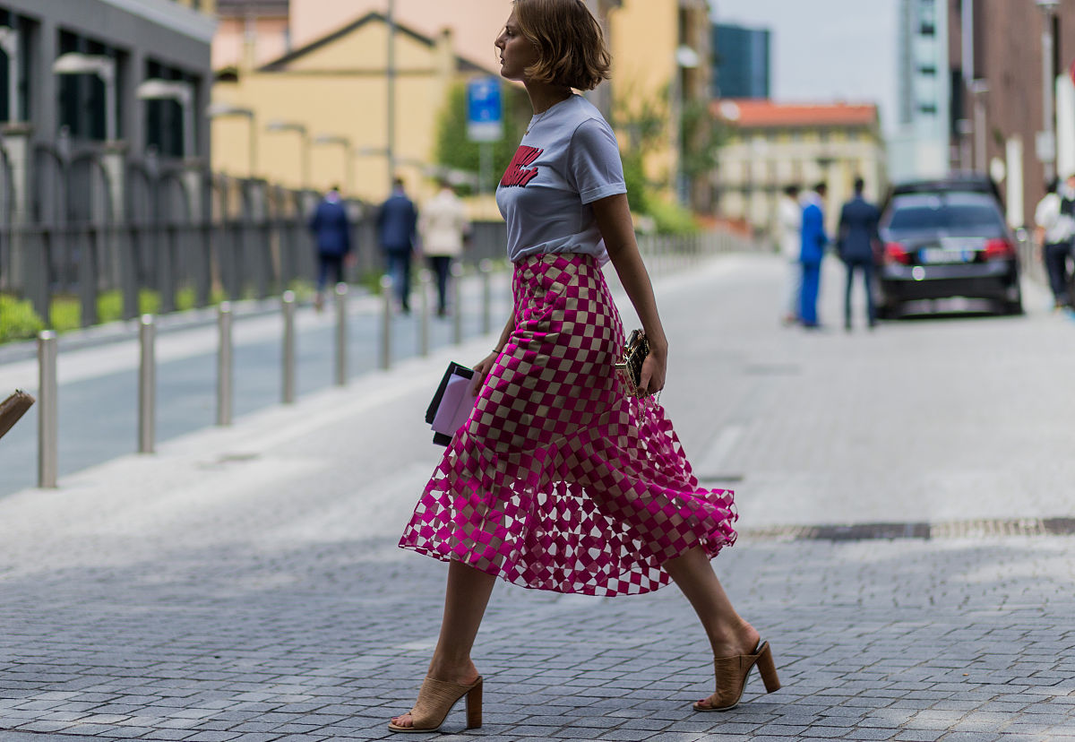 撰写一篇休闲白色T恤穿搭文案以描述服饰时尚细节为主题服装类型：白色休闲T恤紫色小兔子印花装点、卡通小青蛙印花加持黄色字母排版在白色T恤上、夏日海洋系列白色T恤