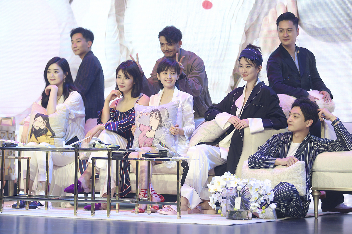 影片中的多元人生观：不同的角度和体验在电影中可以看到荣辱、爱情、亲情等多方面的人生观。在电影中我们可以看到各种各样的人生观这些观点来自于不同的人物角色、不同的生命经历、不同的价值观念等等。影片中的多元人生观让我们可以从不同的角度和体验去看待人生从而更深刻地理解和认识人生的本质和意义。首先电影中的荣誉观可以让我们看到人们对于尊严和荣耀的追求。在很多影片中我们可以看到主人公们为了追求荣誉和尊严而奋斗这