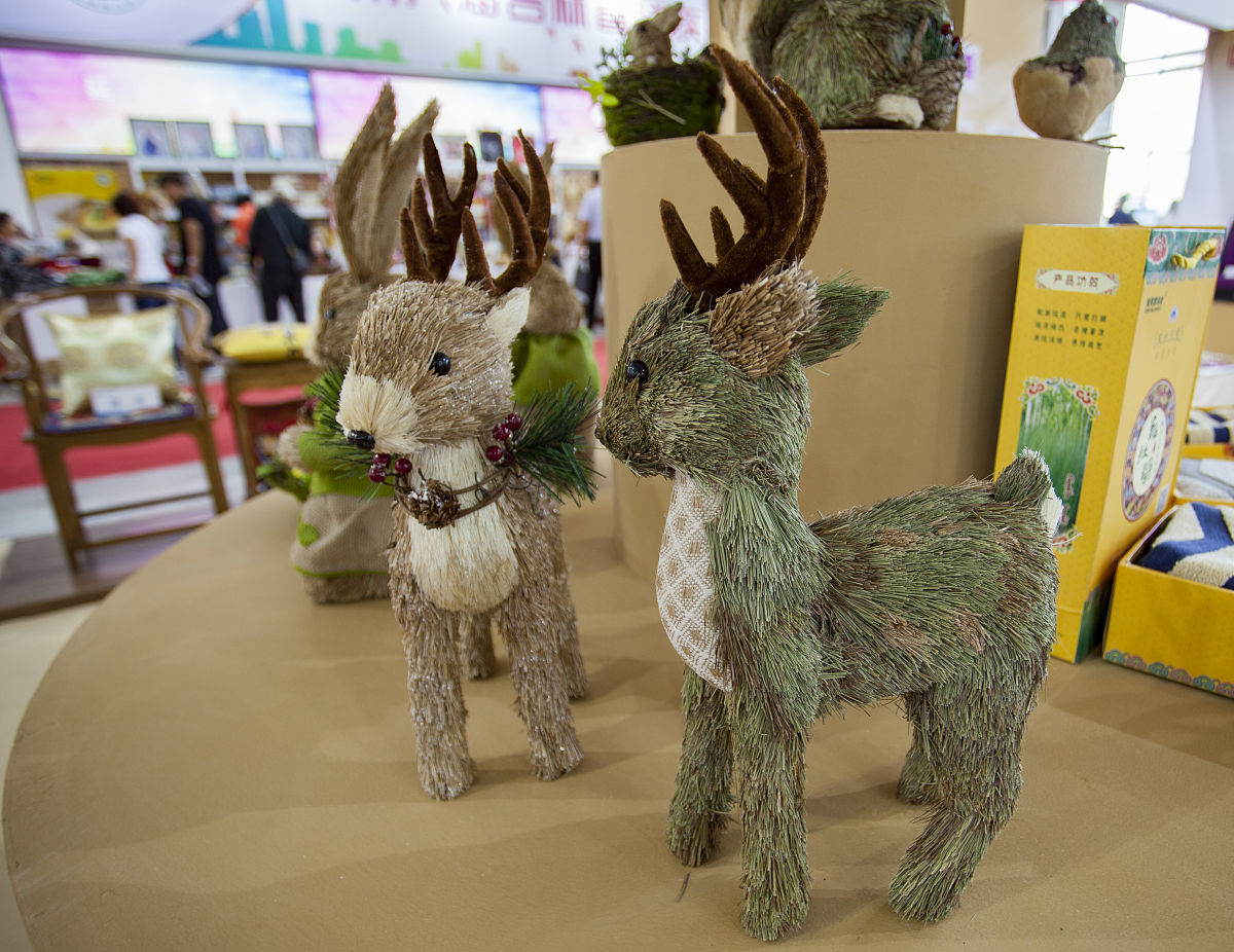 手工艺人李师傅精通制作甲、乙两种工艺品。制作中需要使用一种特殊的颜料这种颜料分为两种类型：一种是每瓶2克200元瓶；一瓶可以配3个甲工艺品和5个乙工艺品；另一种是每瓶3克300元瓶；一瓶可以配甲、乙工艺品各6个。两种类型的颜料一旦开封就必须全部用完否则不能再用。现在李师傅要制作45个甲工艺品55个乙工艺品。制作中李师傅希望两种类型的特殊颜料能够能省则省。在此要求下回答问题。若每瓶2克的颜料仅有4瓶