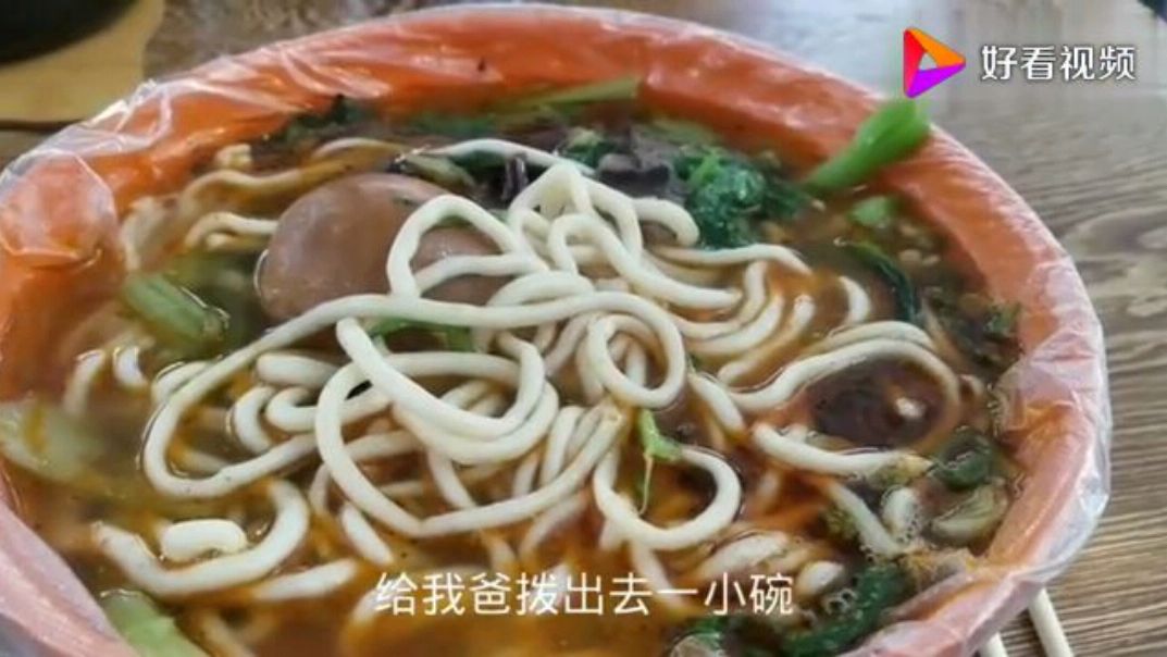 小伙去赶集,和爸爸吃了一大碗牛肉面,9块钱一碗真是太便宜了