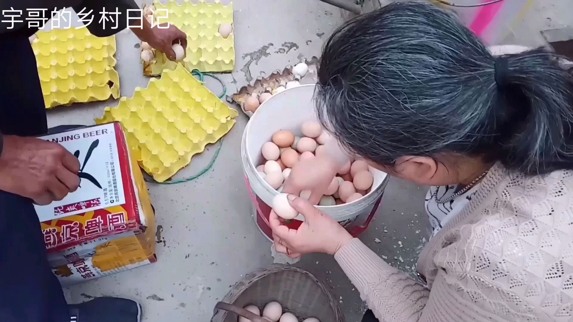 城里高价买不到的土鸡蛋,看看乡村集市卖多少钱?