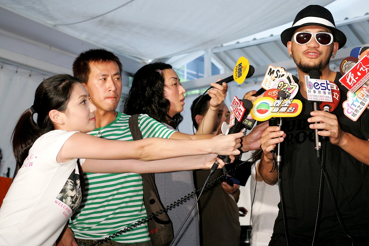 2007年7月5日,台北,张震岳发表新专辑「ok」,热爱运动的他顾不得脚伤