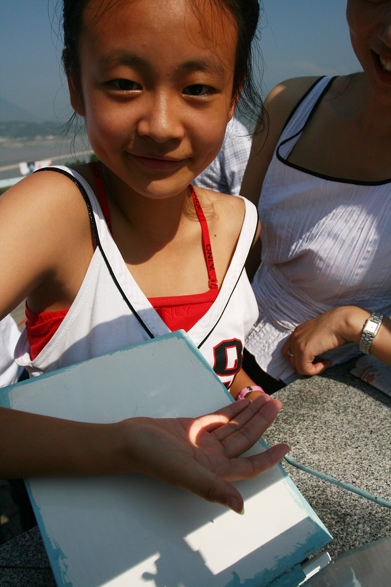 ***_***2009年7月22日湖北宜昌三峡大坝坛子岭景区人们正在利用科学的