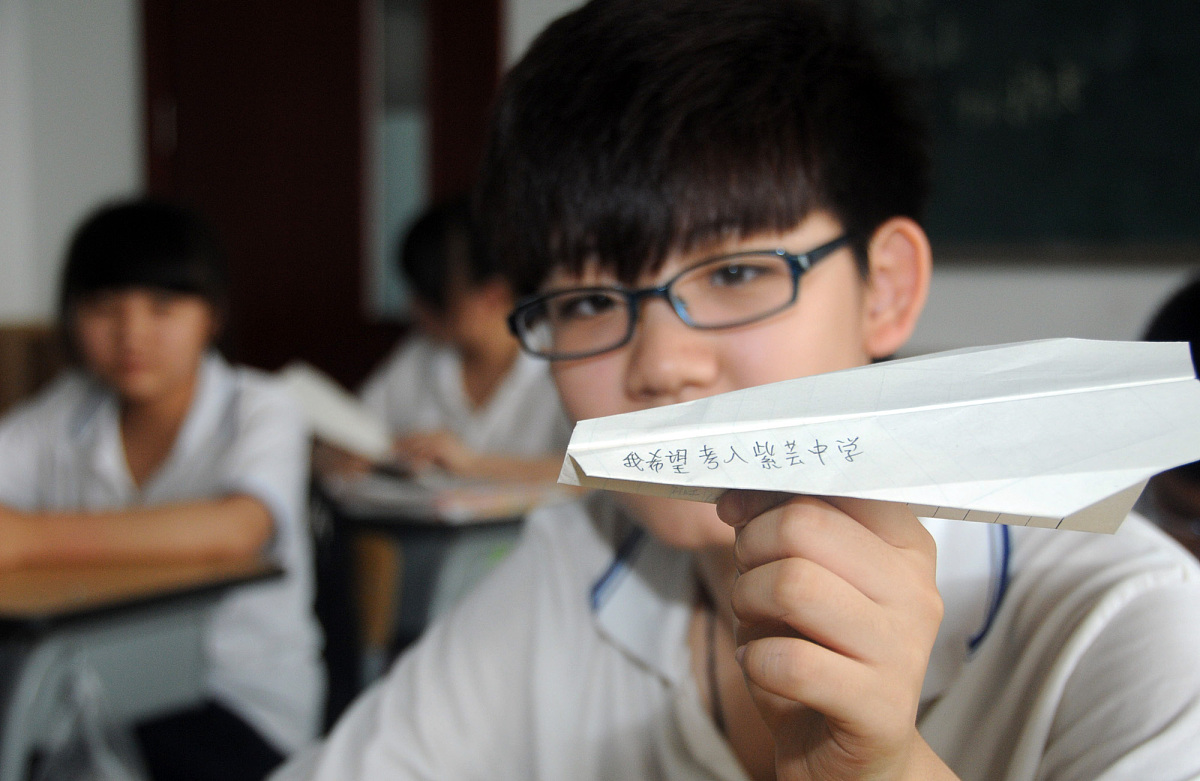 细化文案剧情写成幽默解压类型1998年龙江省尚北一中十七号考场。齐磊坐在考场里心中充满了不安和疑惑。窗外传来一阵悠扬的歌声是张学友的《一千个伤心的理由》。齐磊凝视着窗外看到一家音像店的门脸里面传来的歌声异常清晰仿佛在耳边响起。这让他十分想去逛一逛这家潮流音像店但他知道这是不可能的。他身处的是中考考场这是他重生后第一次回到过去但他并不知道为什么会回到这个时候这个场景。齐磊环顾四周看到的都是二十多年前