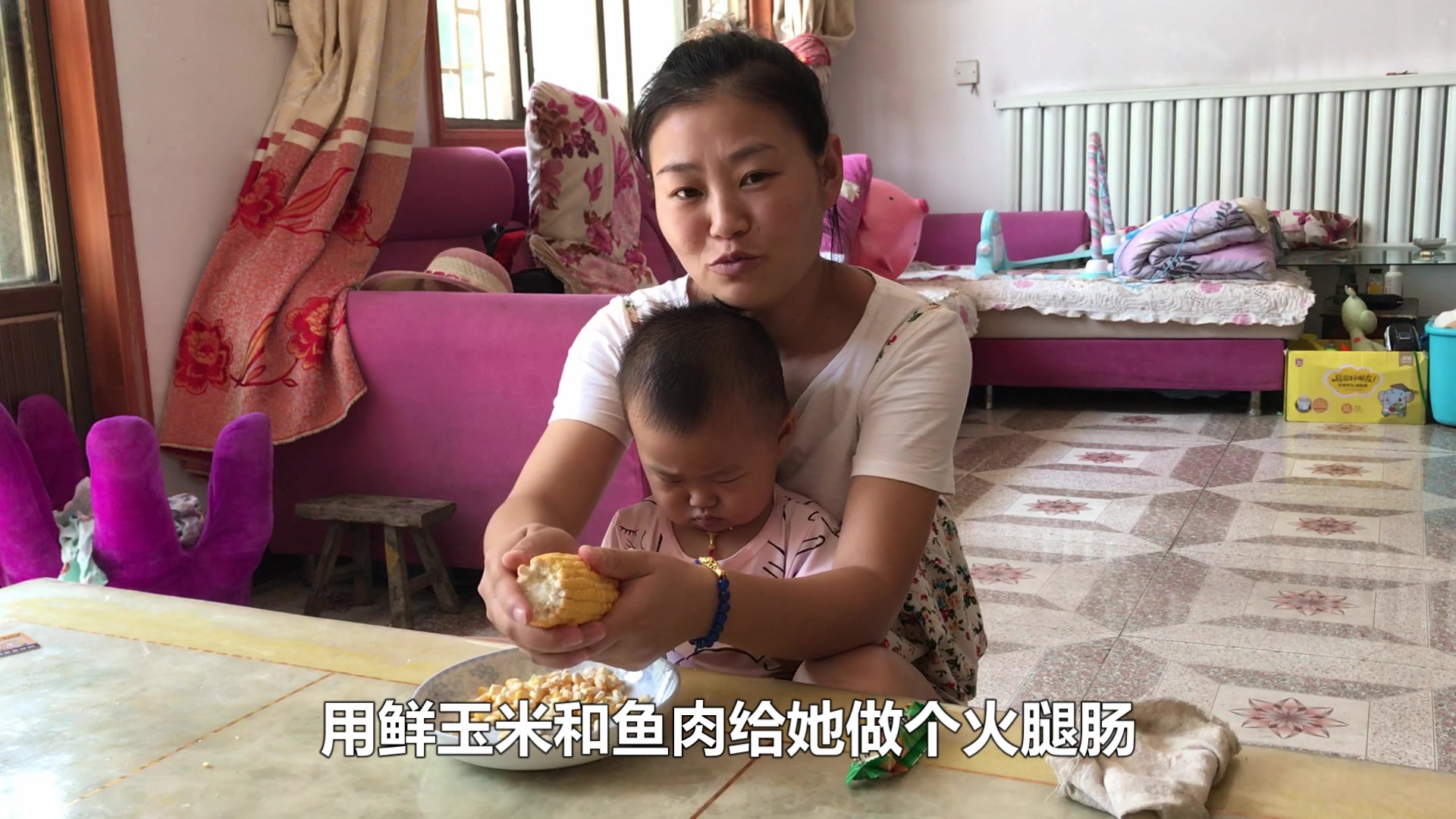 孩子爱吃火腿肠,农村媳妇在家给她做,不但吃着美味更充满了爱