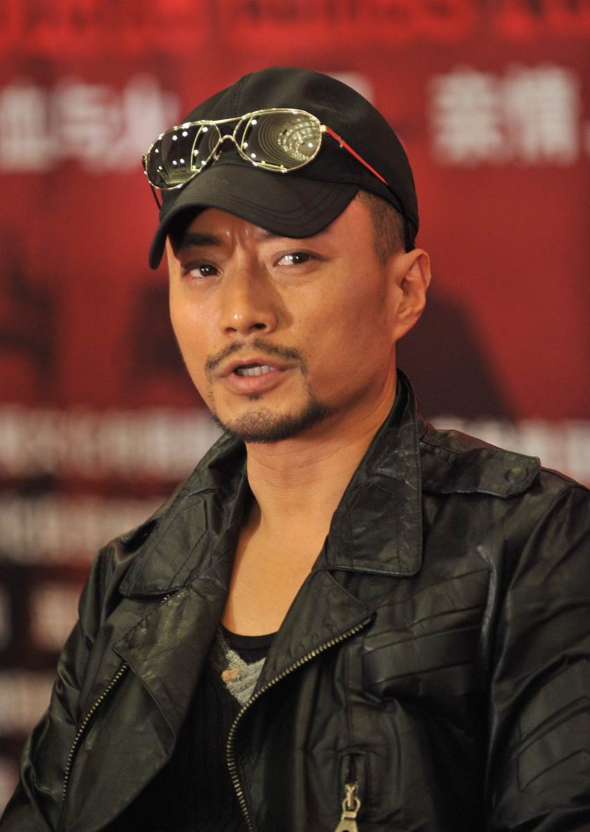 2012年02月28日,北京,抗战年代大戏《火线三兄弟》举行关机发布会.***
