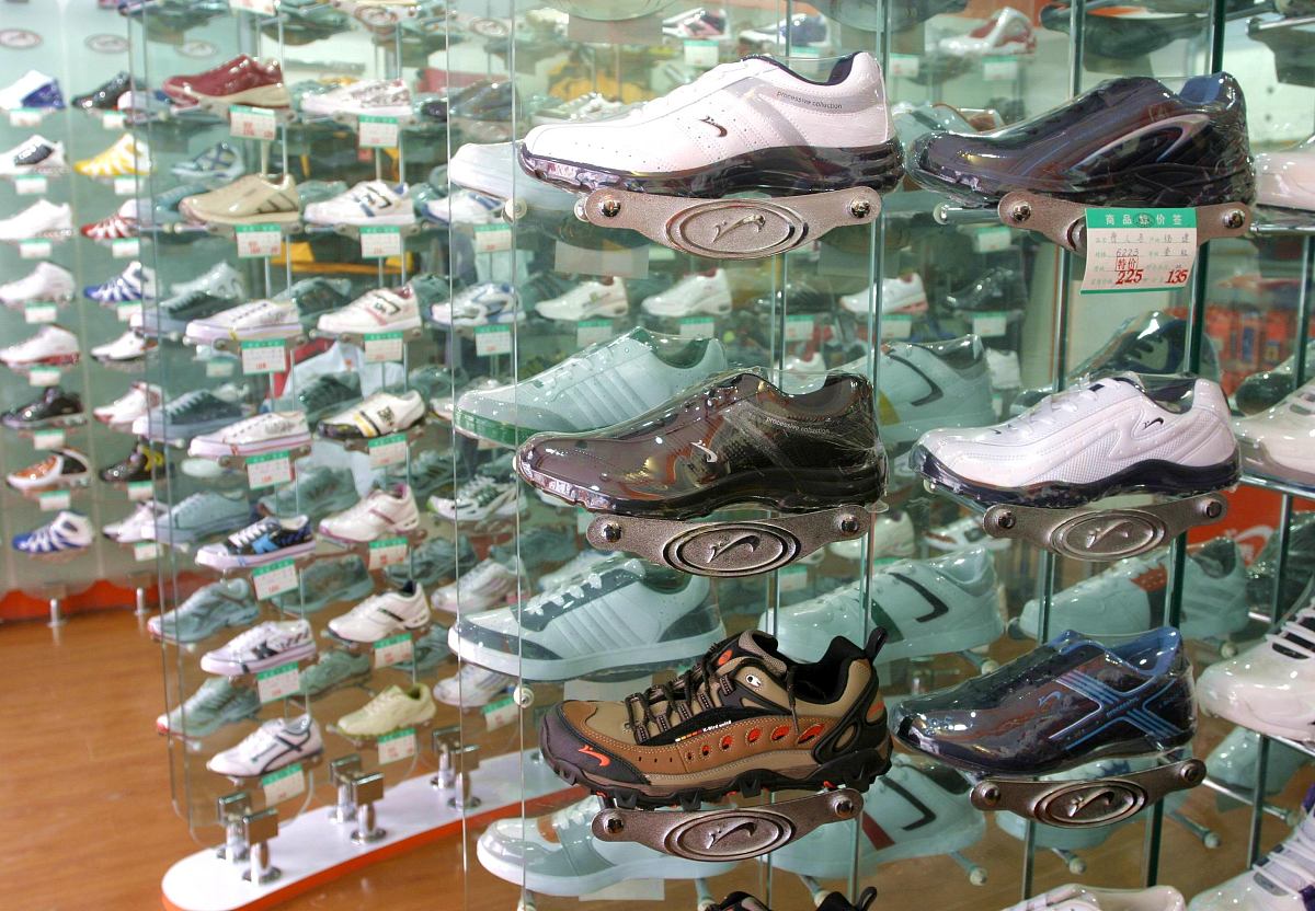 2007年3月13日,江苏省海安县,鞋店正在售鞋.+++_+++鞋店,售鞋,鞋,顾客