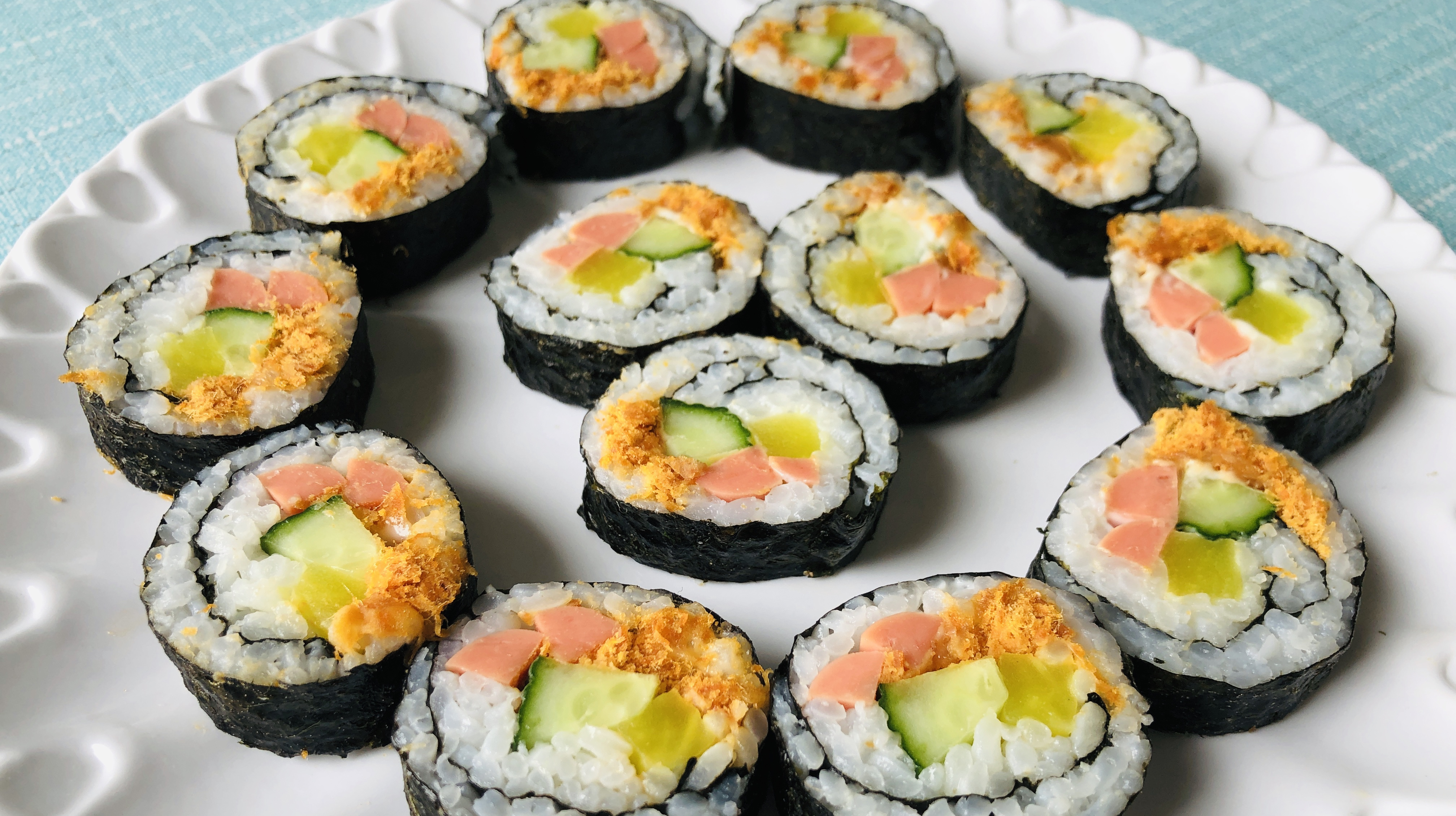 自从知道寿司这样做,就再也没在外面买过,一人一盘不够吃