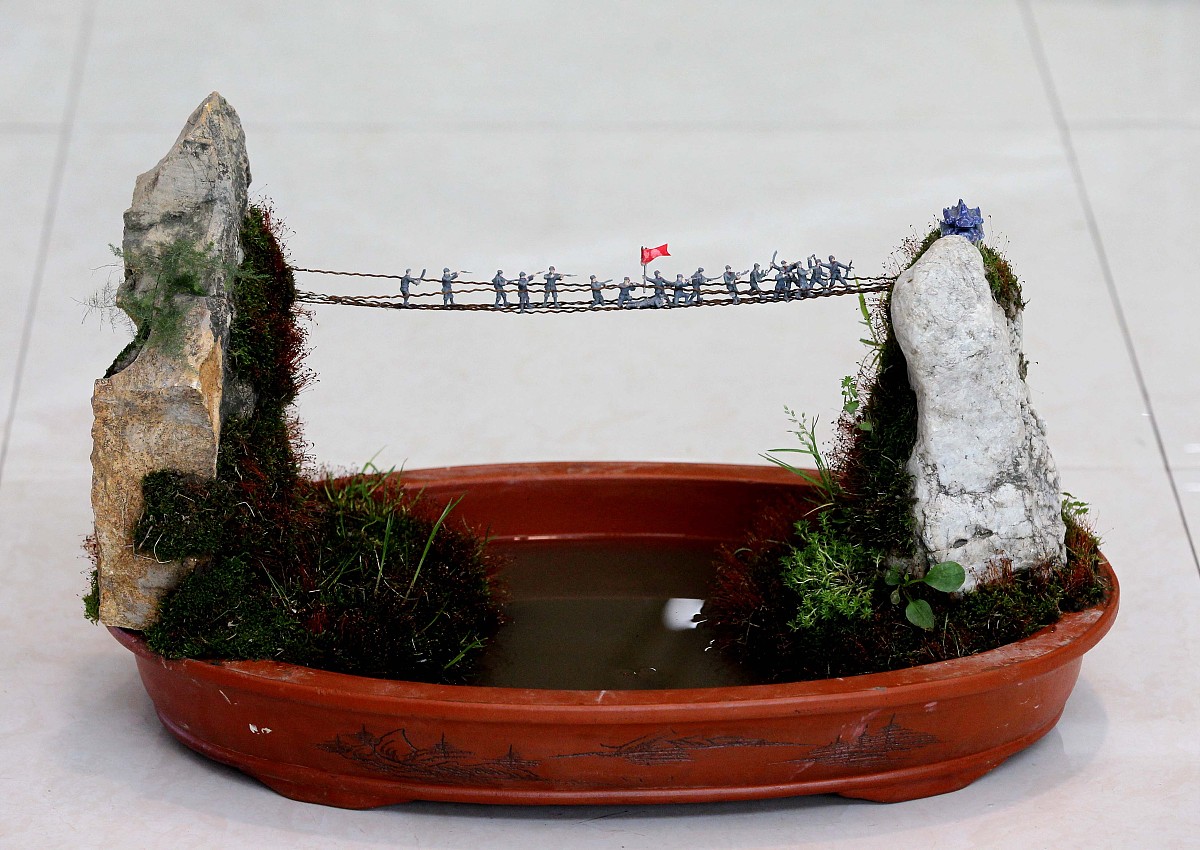 从《飞夺泸定桥》绘本故事出发孩子们在阅读的过程中对故事很感兴趣然后在晨段中提出我们可不可以也来搭一搭泸定桥在搭建中遇到了什么问题：如不清楚怎么连接桥梁、打的都是现代改的桥。写一个结题报告