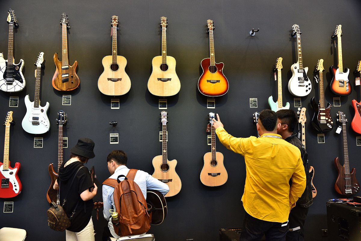 Fender Telecaster vs Stratocaster：哪款适合你？