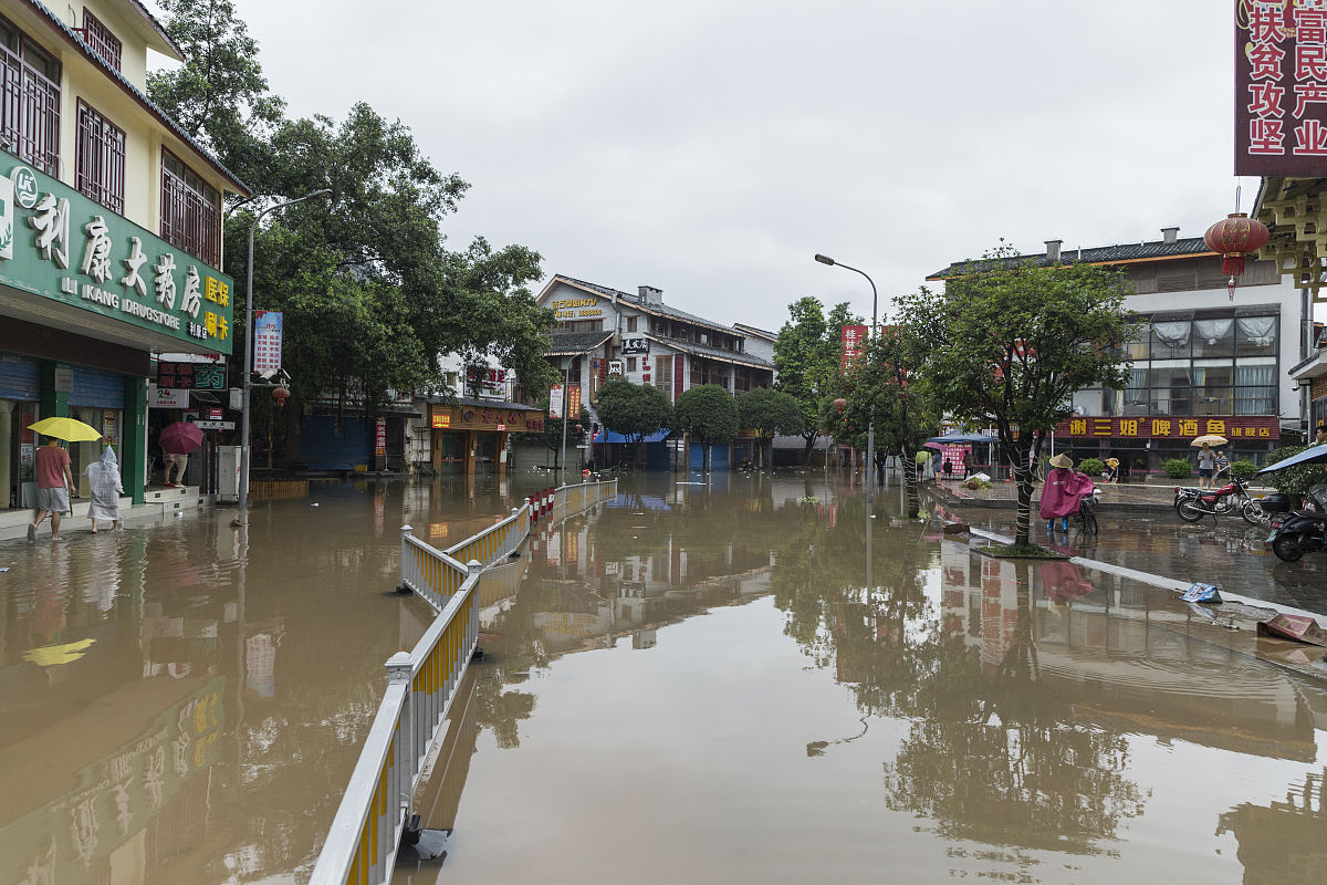 通顺下列句子：通过风险度分析发现路面积水导致房屋受浸是增城区最为严重的问题前者为城市洪涝的具体体现具体分为厂房受浸和民宅受浸无论是厂房受浸的严重经济损失还是民宅受浸的救援困难、人员伤亡都值得相关部门提起足够的重视。