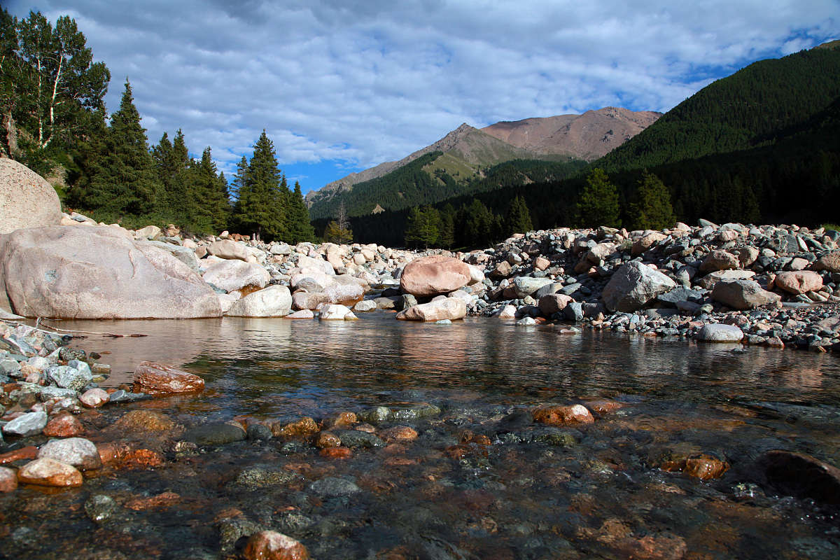 100字山水诗：红叶碧水，云霞松涛