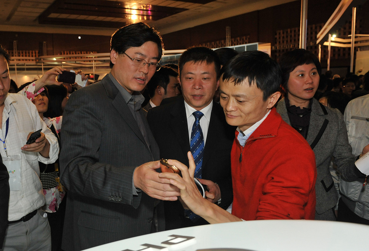 ***_***2010年4月19日,北京,联想总裁杨元庆(左)给阿里巴巴ceo马云(右
