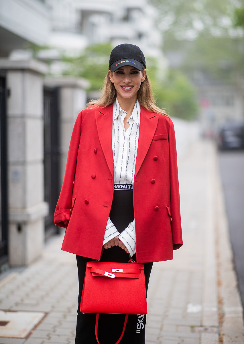 砖红色可以跟什么颜色搭配 跟饰品有关