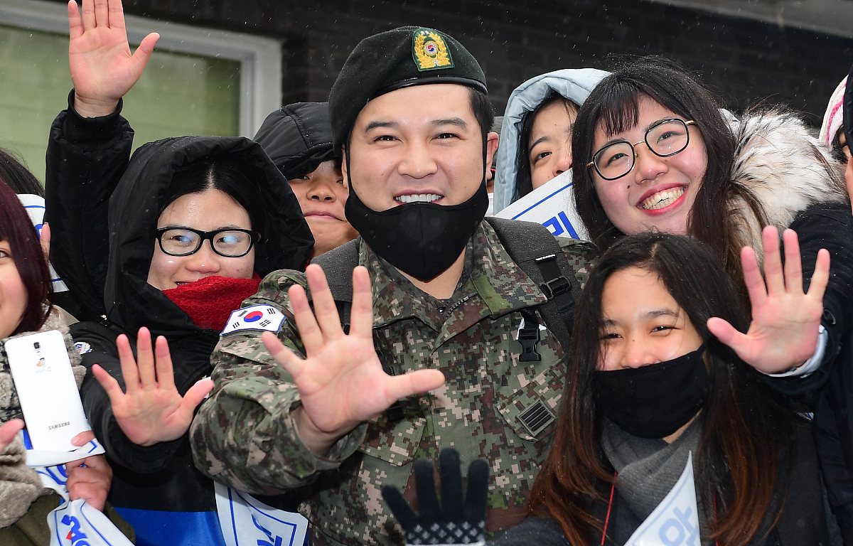 2016年12月23日,首尔,superjunior成员神童顺利圆满现役退伍.***_***