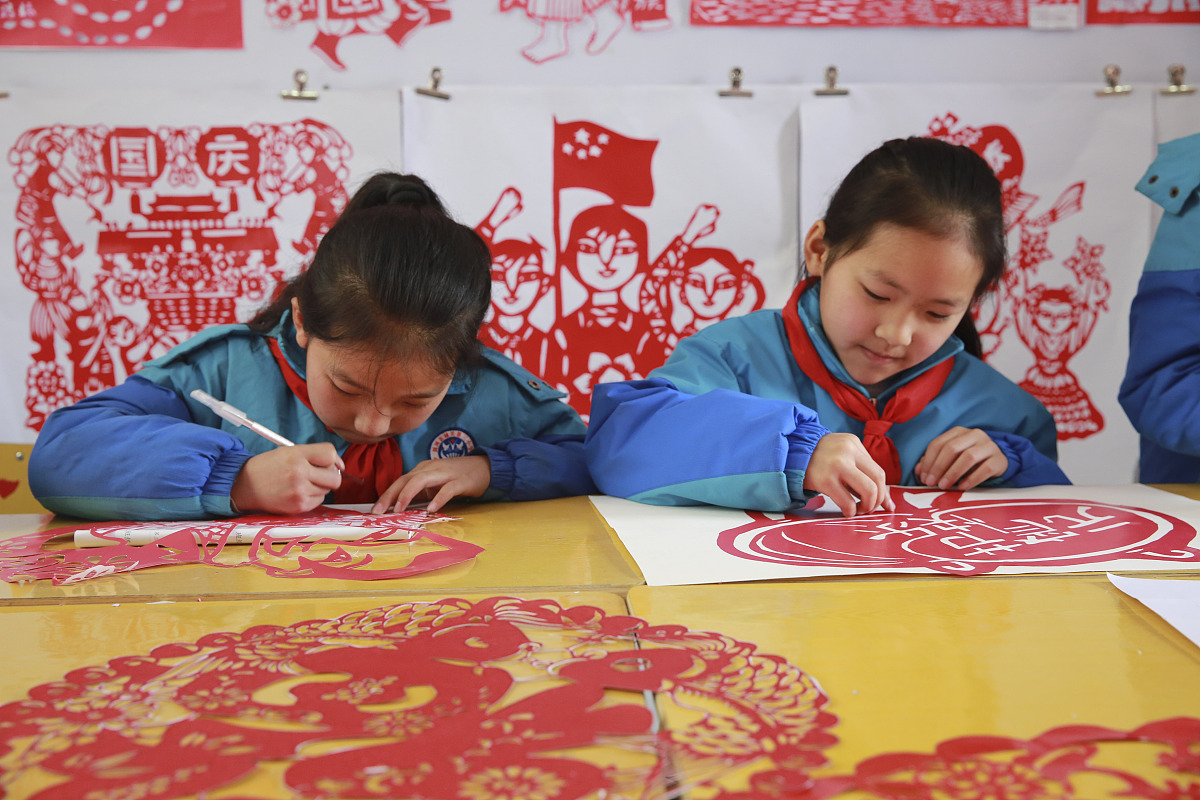 请650字的博客文章主题是：窗花怎么剪简单又漂亮