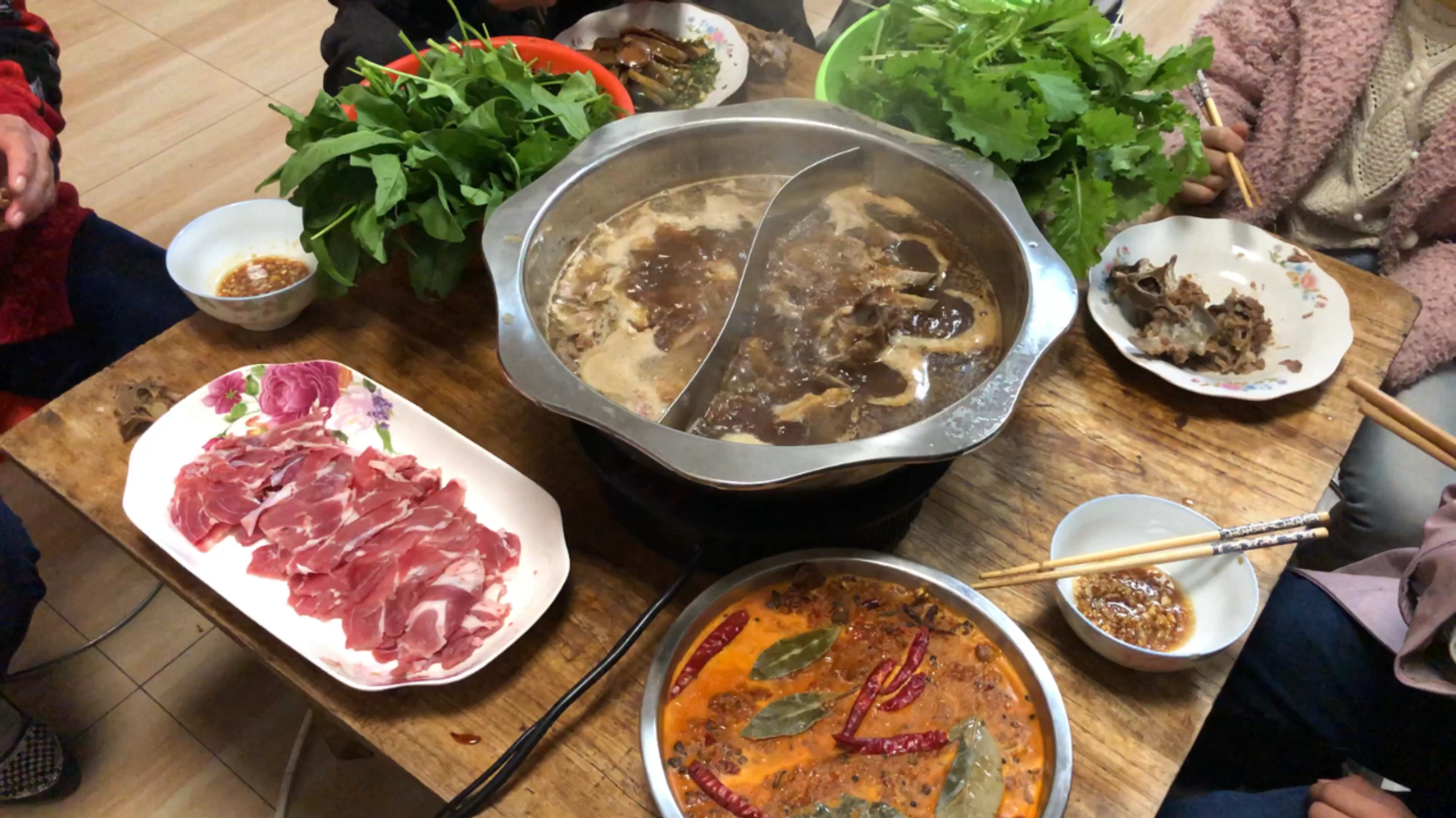 小伙自制火锅底料,4斤羊脊骨加2斤羊肉,在家做羊蝎子火锅,过瘾