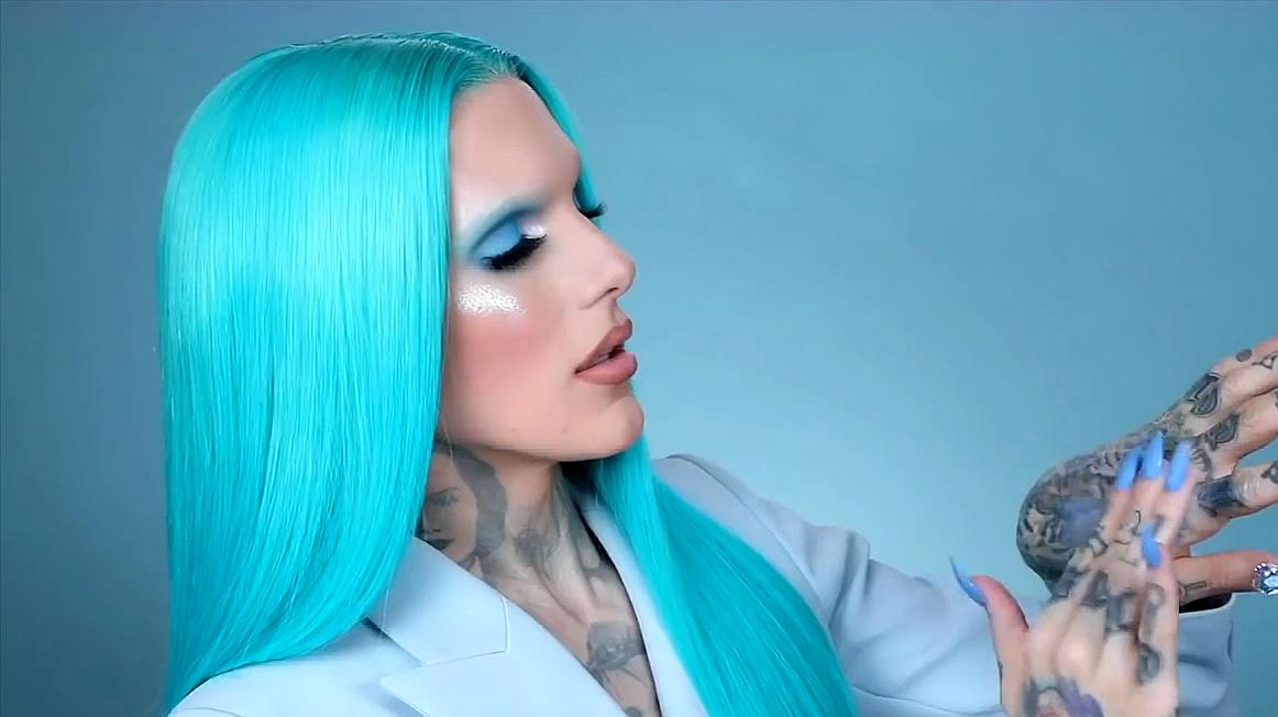 [图]外国美妆博主Jeffree star新品高光超“奇葩”,这颜色谁能驾驭?