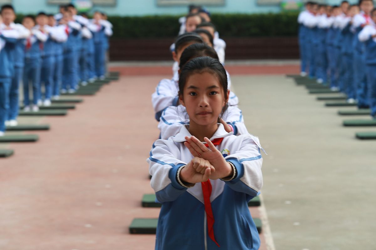 2017年10月19日,济南.小学生正在练习"戏曲操".