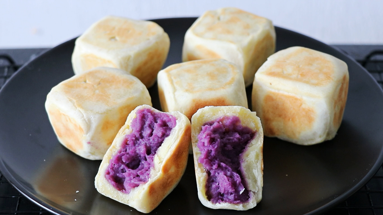 紫薯香芋不要只蒸着吃了,把它做成麻将块,松软香糯,一锅不够吃