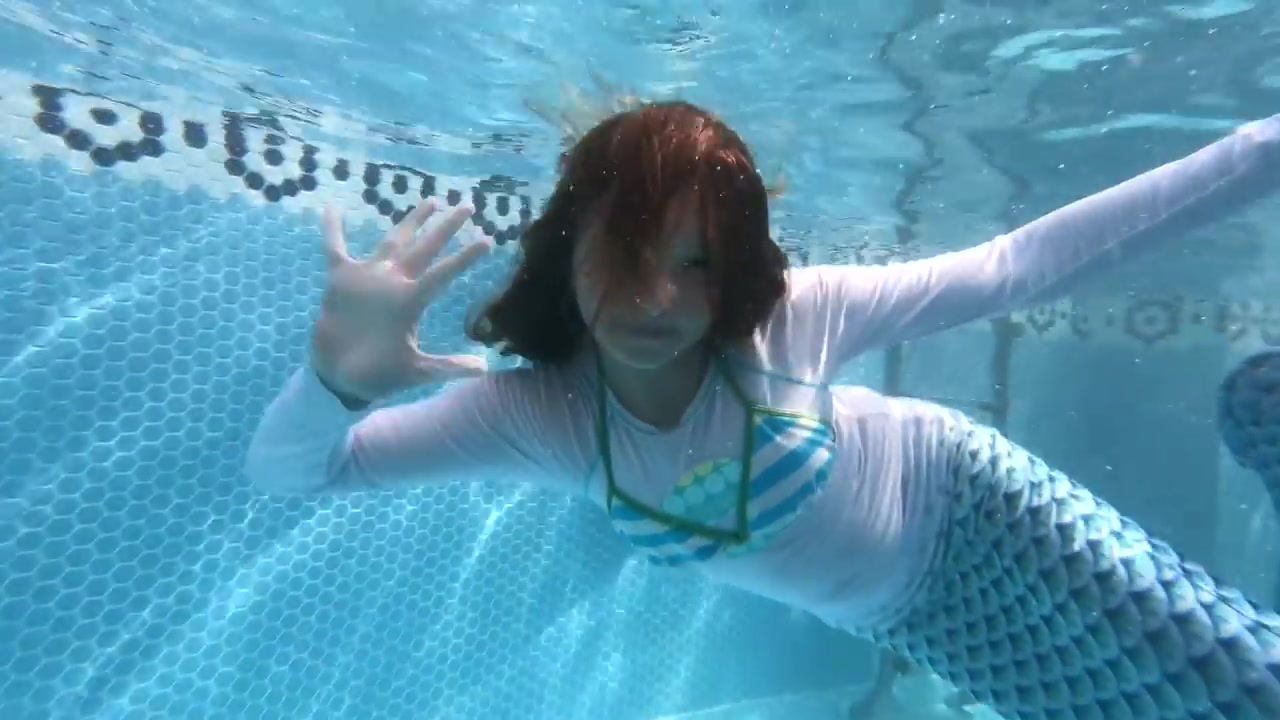 小女孩把自己打扮成美人鱼掉水里呼叫小帮手