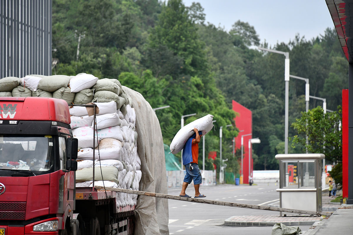 高速公路养护规范规定应急物资里的清水沙储备标准是多少根据《高速公路养护规范》规定应急物资里的清水沙储备标准应为：每公里应急车道储备1500升清水和1吨沙子。说的是应急物资