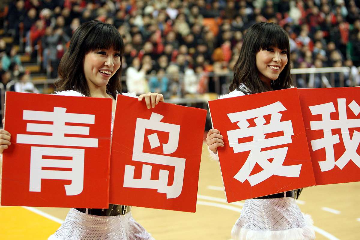篮球宝贝举起"青岛爱我"的牌子***_***2009年12月25日,山东青岛,09/10