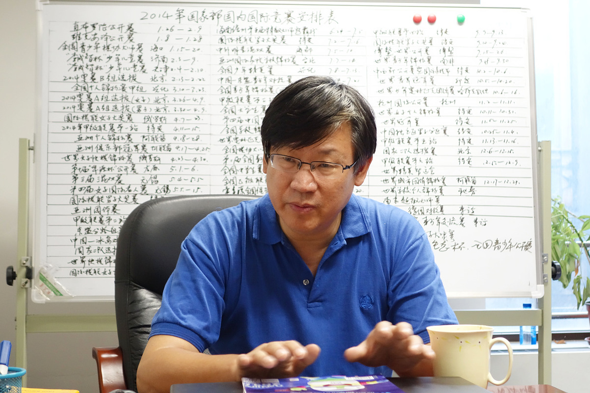 介绍老师的800字作文物理老师姓名崔海龙毕业于中国科学技术大学讲课绘声绘色、肢体语言多幽默敬业尽职尽责