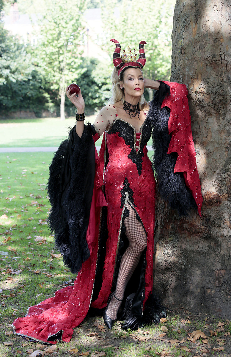 请用白雪公主与七个小矮人、卖火柴的小女孩、狼来了、小红帽与大灰狼混搭写一篇童话故事出来