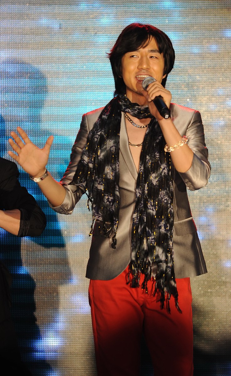 2010年5月28日,北京,歌手曲泉丞"涌泉相报"首场小型个人演唱会.***_**