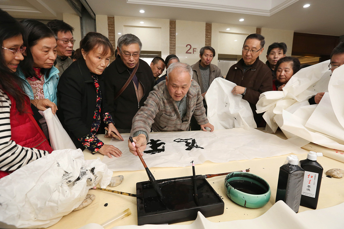 2016年12月7日,上海市第九届书法篆刻大展在上海市文联展厅开幕 .***_