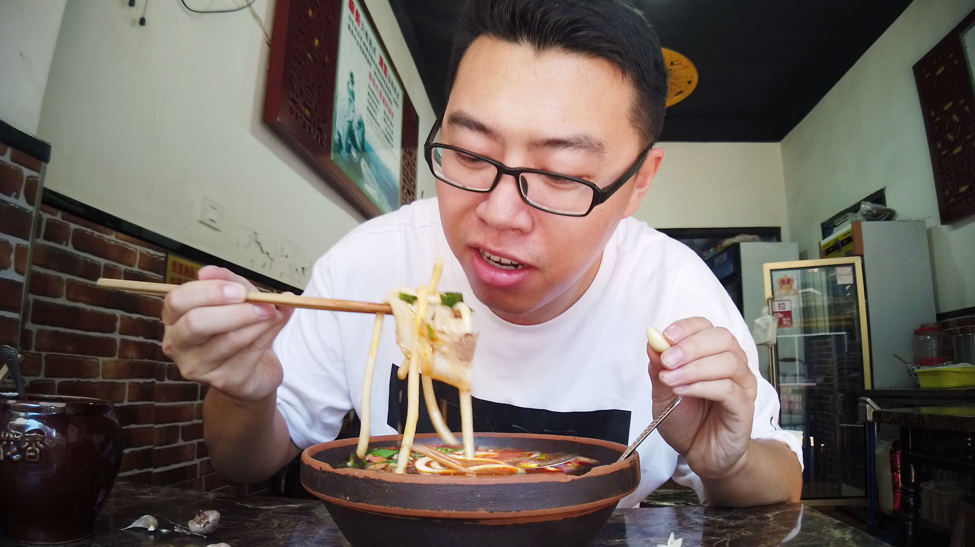 贵州遵义当地名吃羊肉粉,20块钱要的加肉加肚的,就着蒜吃太爽了