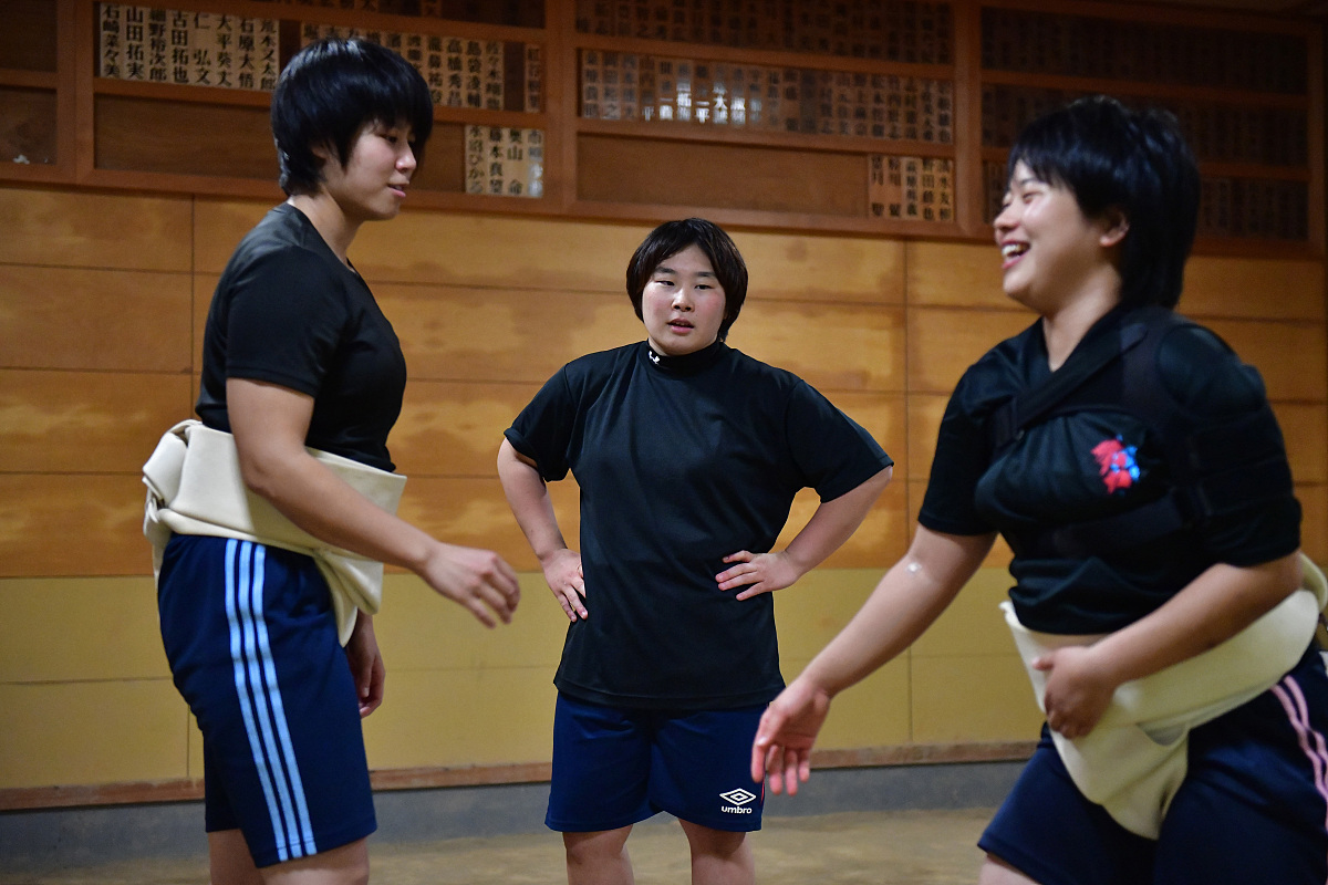 当地时间2018年10月25日,日本岐阜,朝日大学女子相扑队选手在相扑馆参
