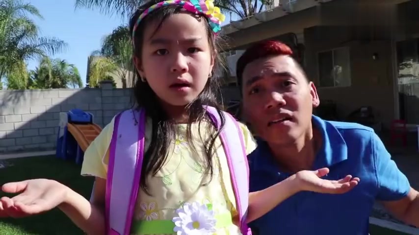爸爸和小萝莉在院子里种各种各样的蔬菜