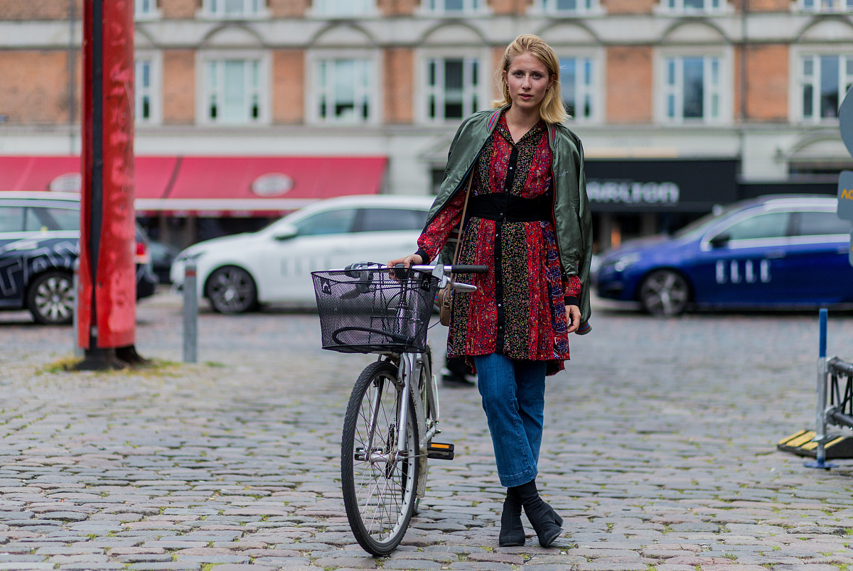 介绍这款刺绣牛仔连衣裙高收腰剪裁宽松A字伞摆舒适纯棉牛仔面料精致重工天使翅膀