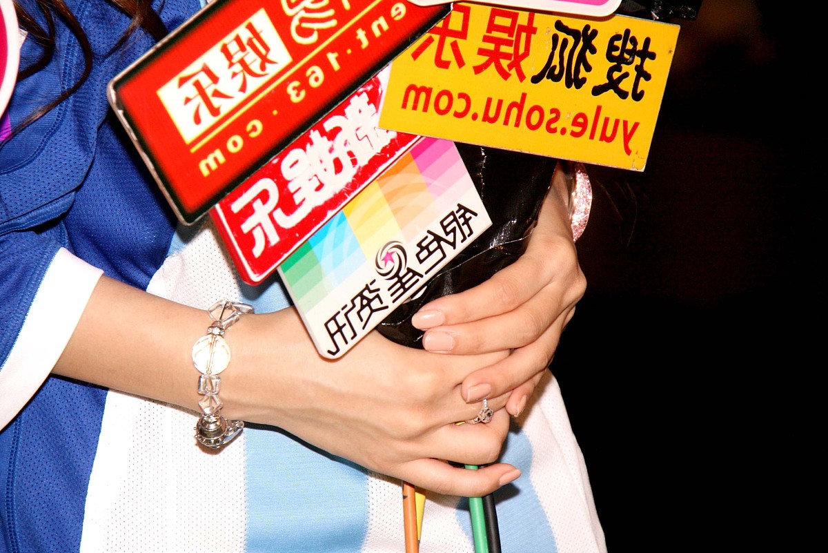 我现在有一款护肤精华用于祛痘。要求如下：针对大学生期末考试长痘的场景3天消痘控油从根源上抑制痘痘杀灭致痘菌早晚各涂抹一次一抹化水清爽请以上述词汇两两组合加上使用场景、情绪词、感叹词和你写出20条朋友圈文案