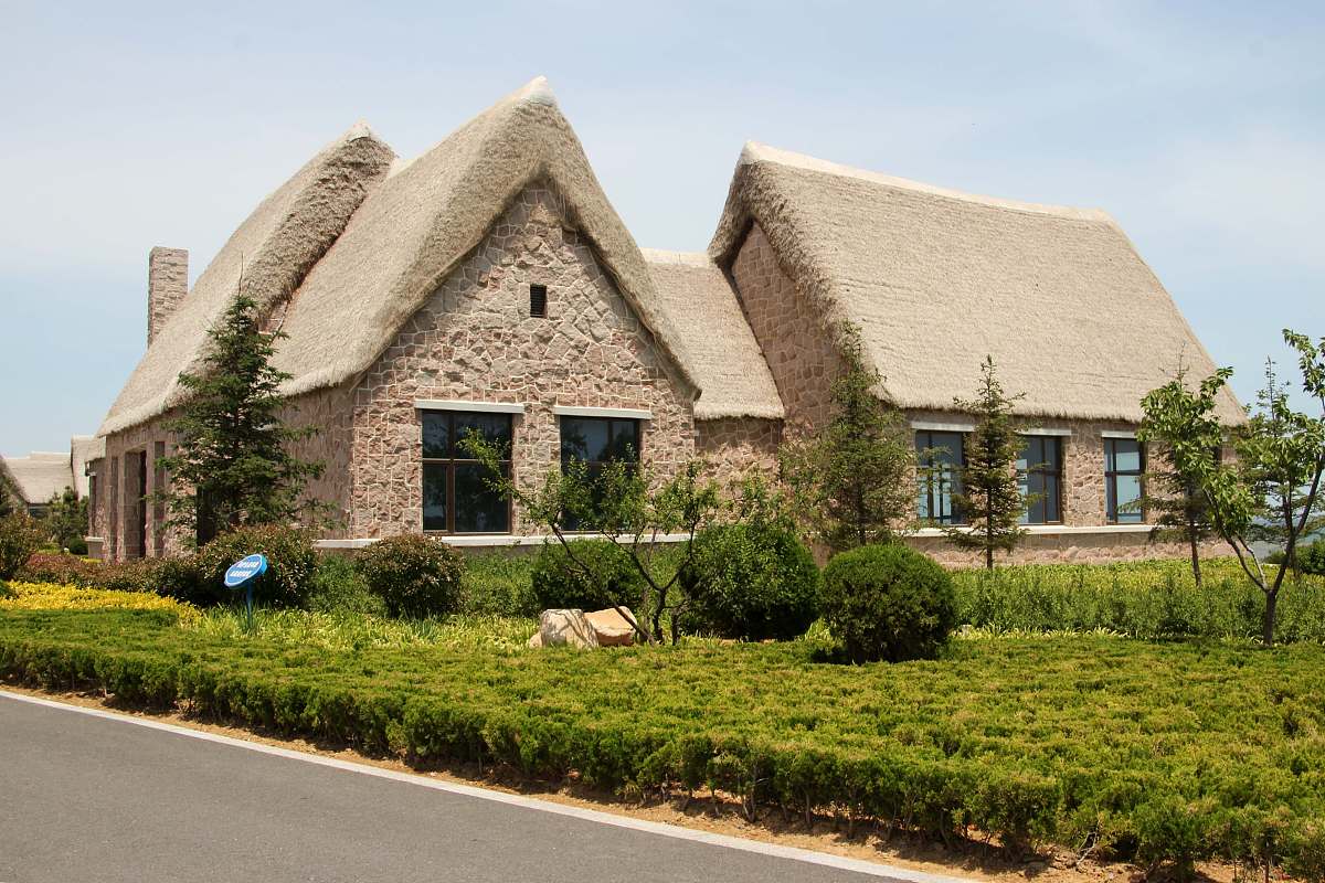 ***_***2017年6月5日,山东省威海市,荣成滨海公园海草房.