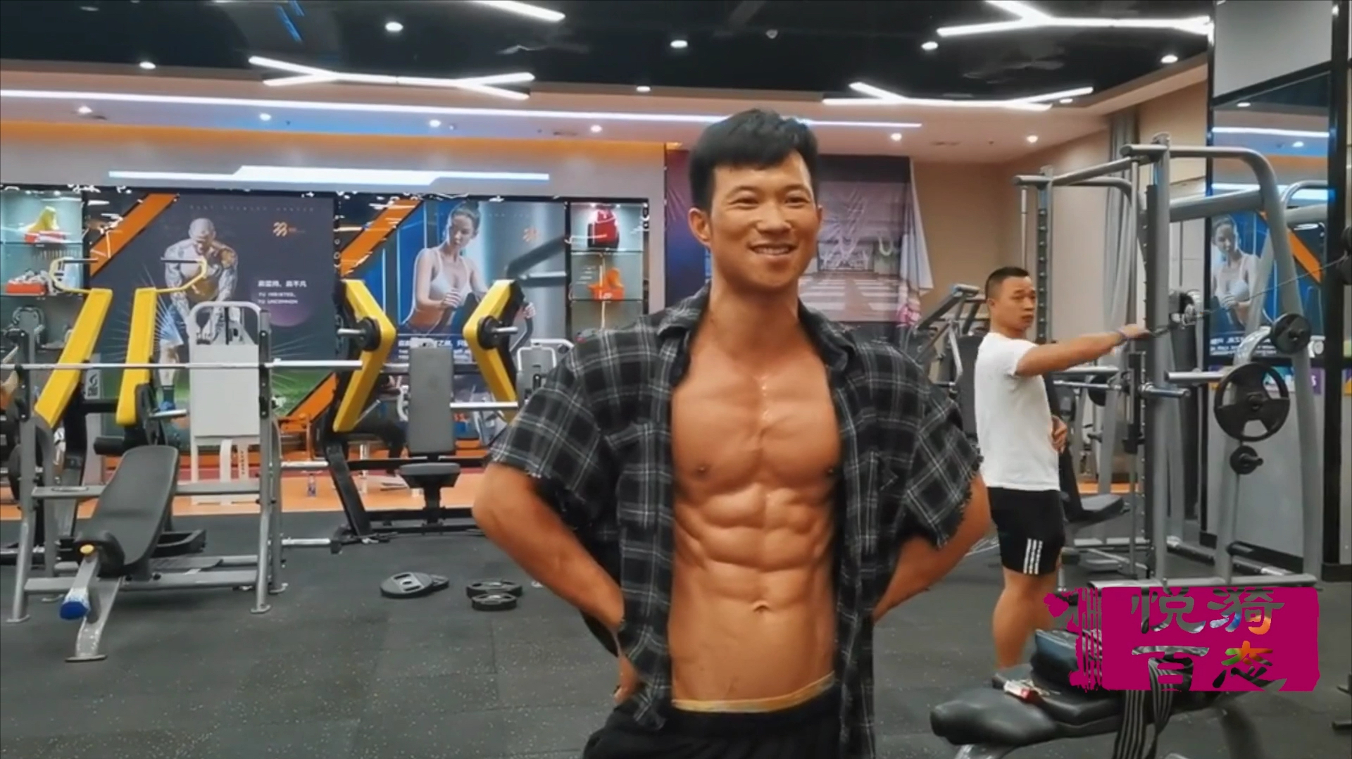 八块腹肌和鲨鱼线犹如刀刻,这个有着小麦色肤色的肌肉男真帅!