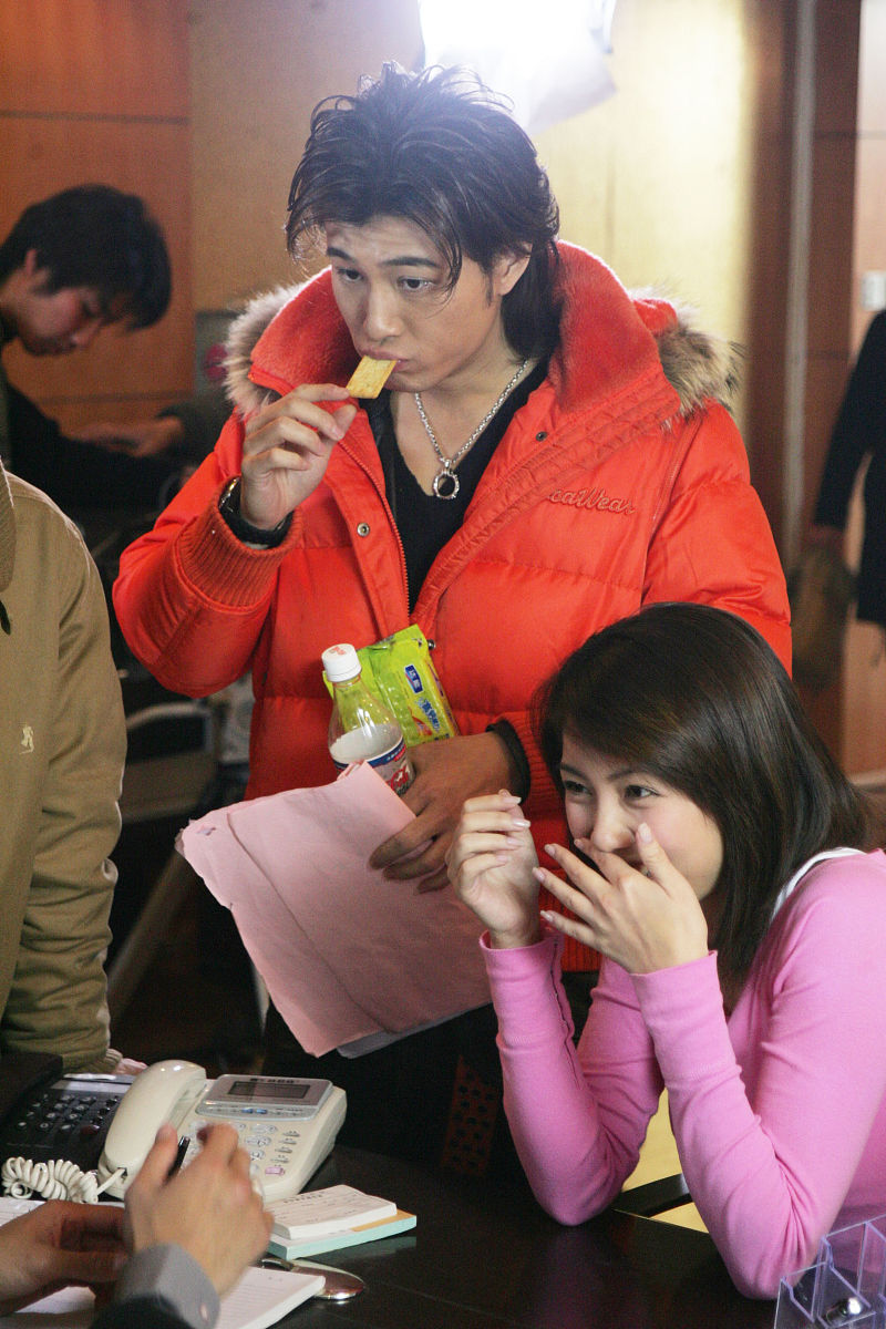 我有个前任以前我们玩的很好他后来和我表白了我一开始没同意被他软磨硬泡之后就不知不觉的成为了对方心里彼此重要的人。后来我们一直处得很好很多人都认识我。这学期他和我谈的时候找前女友复合前女友没同意。他就找了我的同桌同桌同意之后他就来找我分手。我们在谈的时候他和他兄弟在微信说我死人畜牲什么很难听的话我对他失望了看着他她们两个谈心里很失望一个是最喜欢的人一个是最好的朋友。