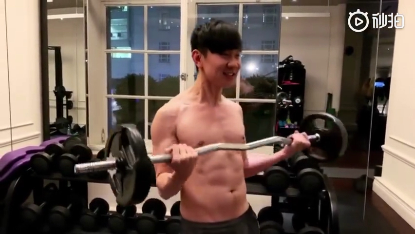 林俊杰大秀八块腹肌!宠粉无极限!人帅歌好听还有八块腹肌,爱了
