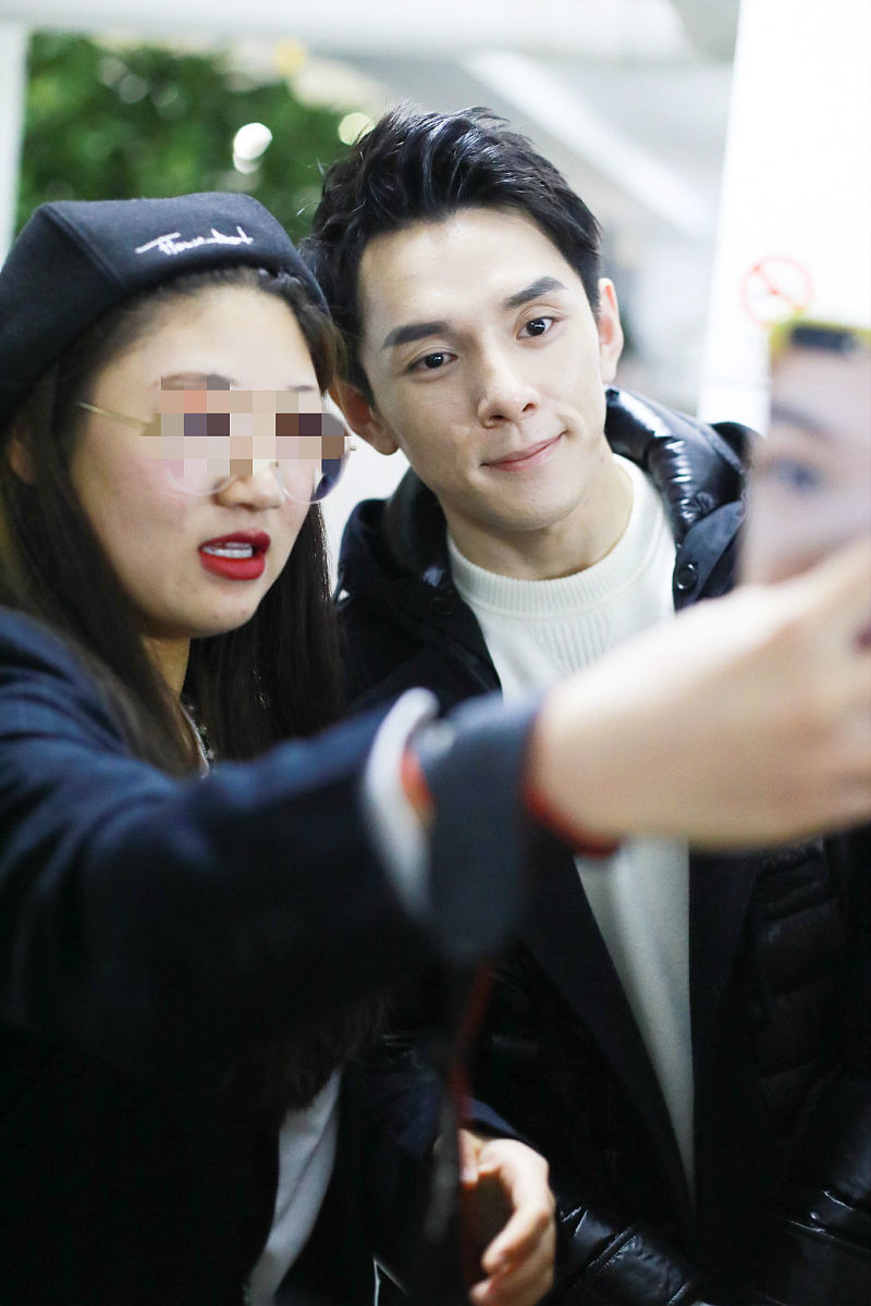 李佳琦嘲讽粉丝事件引争议：明星行为和商业道德需反思